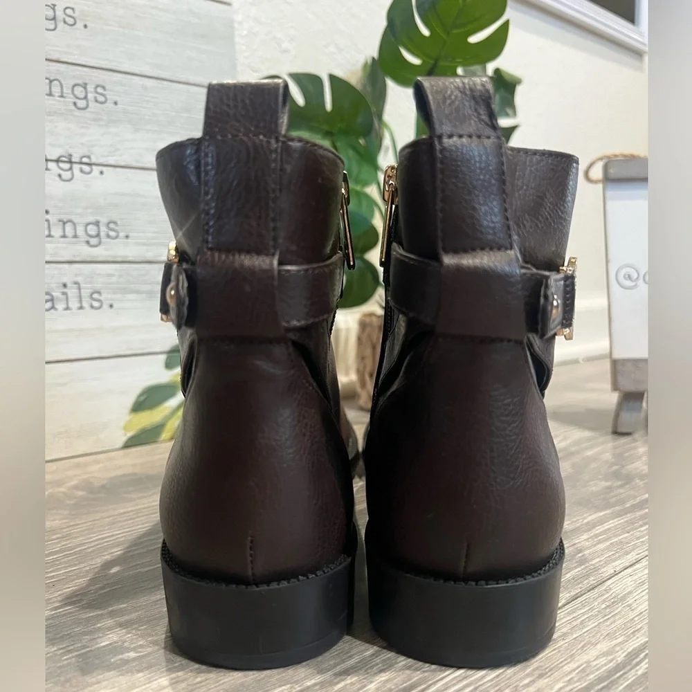 Tommy Hilfiger Rumor Brown Vegan Leather Ankle Boots w Gold Toned Logo. Size 8.5